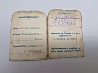 Sjældent lot fra modstandsmand bosiddende i Tønder - han har været ansat ved de danske statsbaner, og har derfor haft tysk Ausweis. Efter ww2 var han i den danske brigade i Tyskland