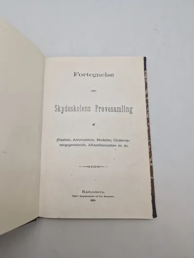 Skydeskolens Prøvesamling

af

[Vaaben, Ammunition, Modeller, Undervis- ningsgenstande, Afstandsmaalere m. m.