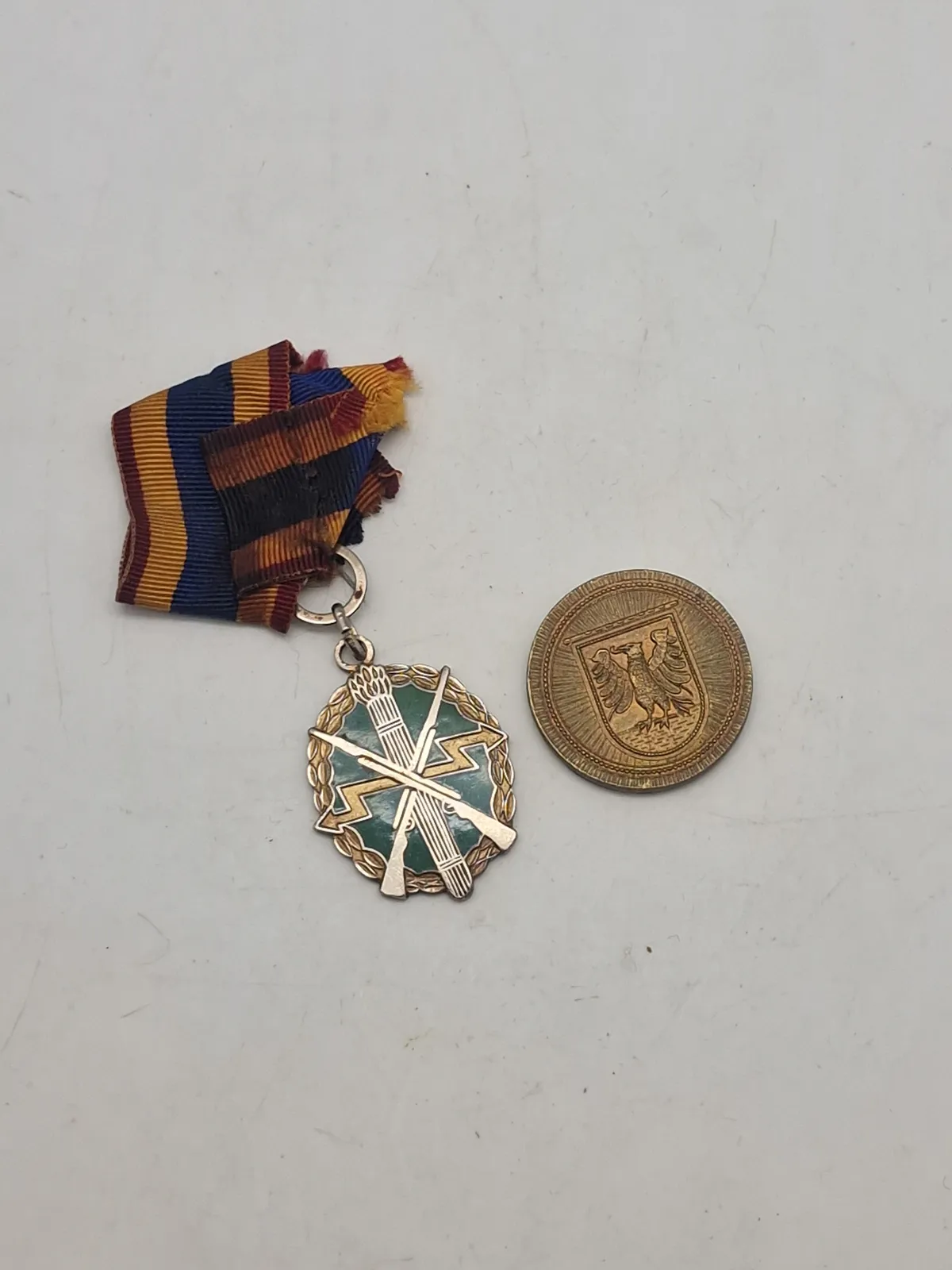 Orignal bl.a. medalje fra føringsstøtteelementet