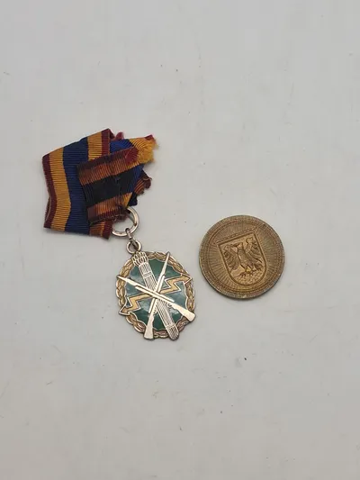 Orignal bl.a. medalje fra føringsstøtteelementet