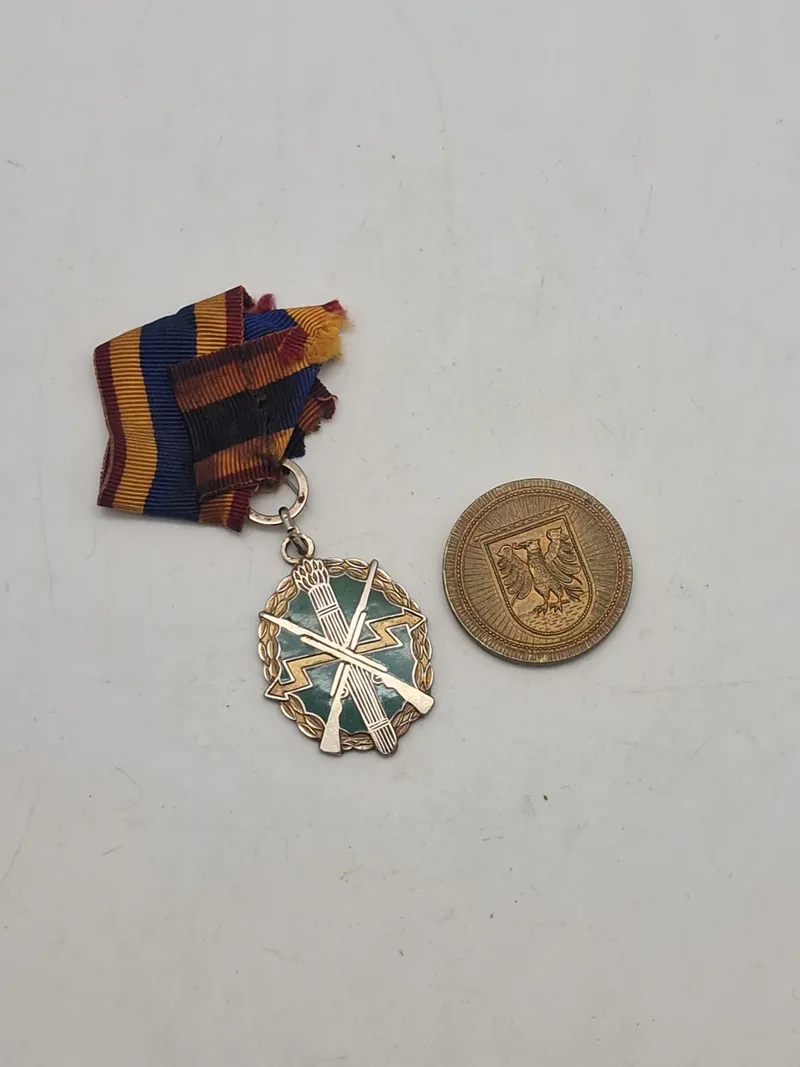 Orignal bl.a. medalje fra føringsstøtteelementet