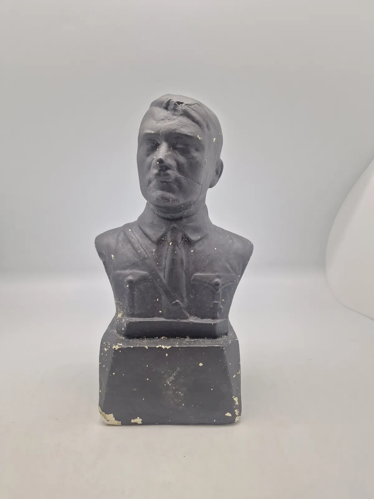 Adolf Hitler byste efer 45