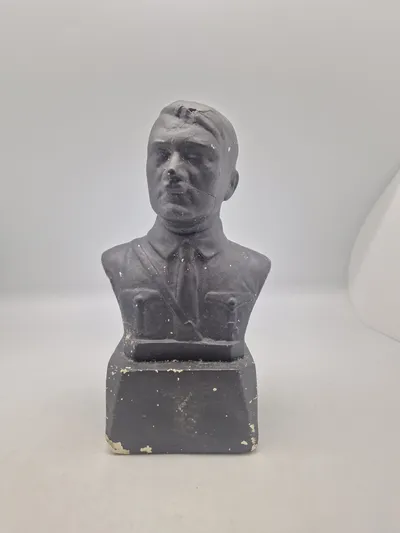 Adolf Hitler byste efer 45