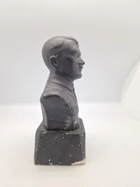 Adolf Hitler byste efer 45