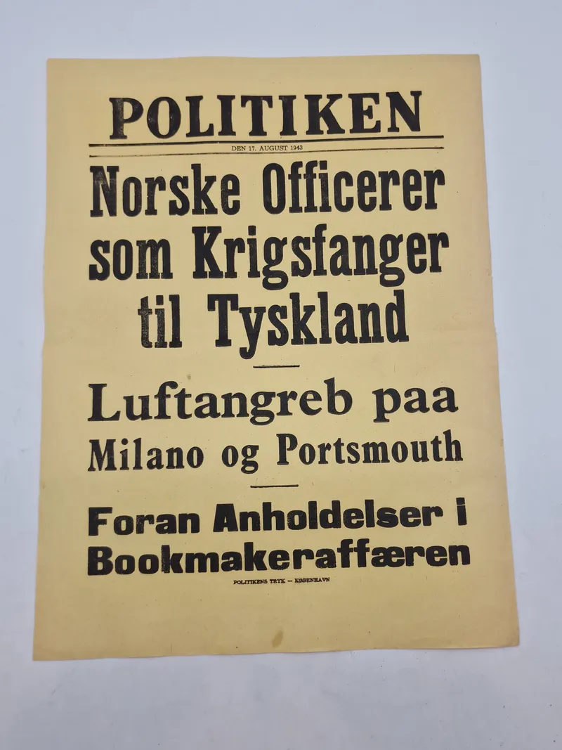 Original spiseseddel: 
POLITIKEN
Norske Officerer som Krigsfanger til Tyskland
Luftangreb paa Milano og Portsmouth
Foran Anholdelser i Bookmakeraffæren