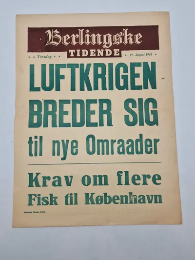 Original spiseseddel:
Berlingske
TIDENDE
19. August 1943
LUFTKRIGEN
BREDER SIG til nye Omraader
Krav om flere Fisk til København