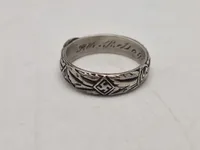 Veludført Waffen SS ehrenring af sterlingsølv med indgravering og dato - Efterkrigs