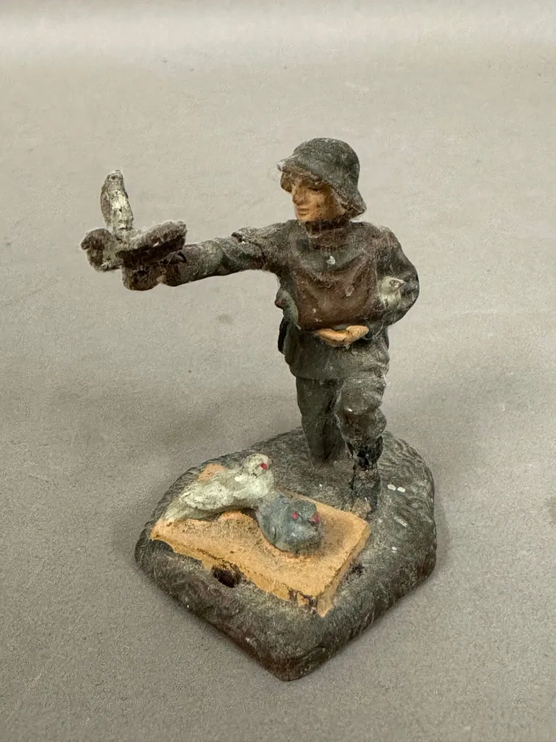Original Lineol figur fra 30/40 erne, Tysk soldat brevduer
