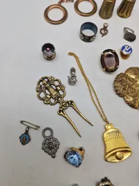 Diverse pins mm.