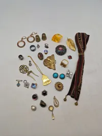 Diverse pins mm.