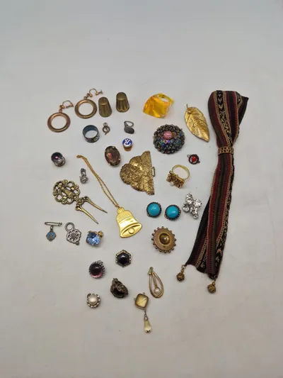 Diverse pins mm.