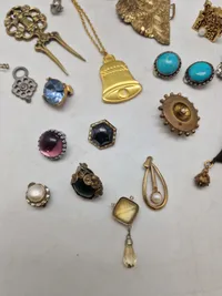 Diverse pins mm.