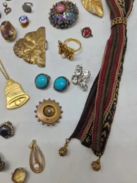 Diverse pins mm.