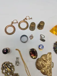 Diverse pins mm.