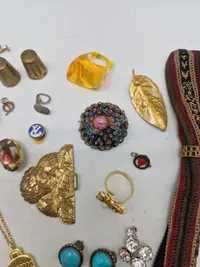 Diverse pins mm.