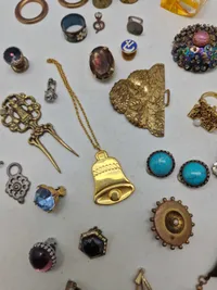 Diverse pins mm.
