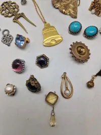 Diverse pins mm.