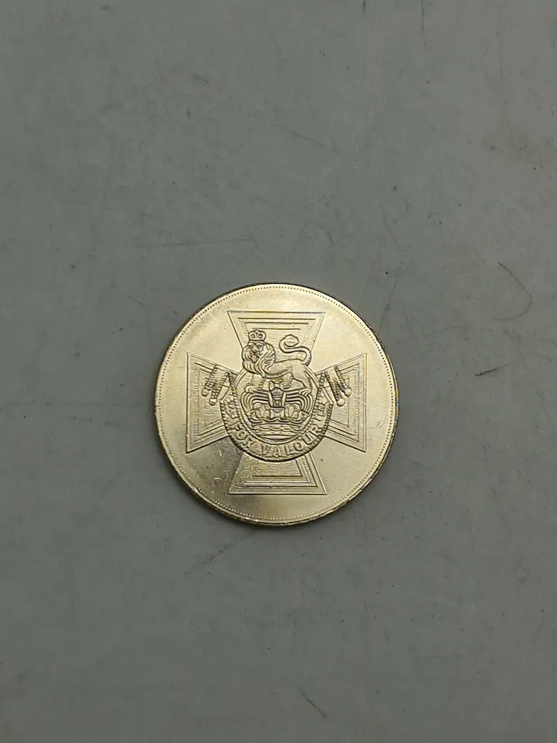 Engelsk mønt med motiv af The Victoria Cross