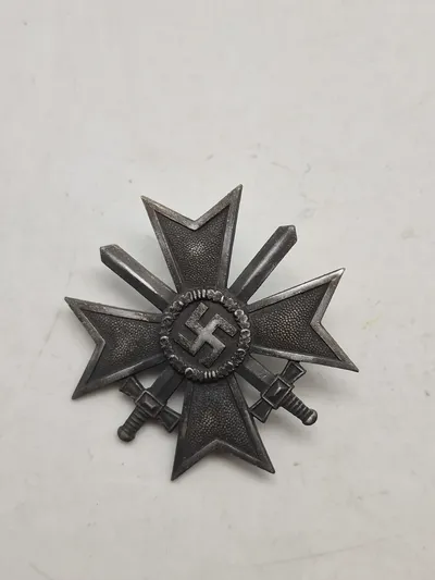 Originalt Kriegsverdienstkreuz 1. Klasse mit Schwerter - 'L/52' Screw-Back - 'C.F. Zimmermann'  Pforzheim