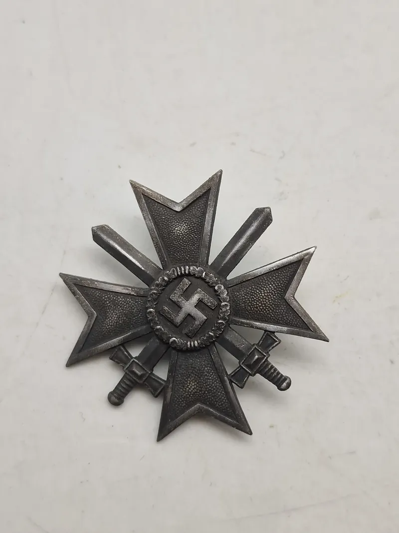 Originalt Kriegsverdienstkreuz 1. Klasse mit Schwerter - 'L/52' Screw-Back - 'C.F. Zimmermann'  Pforzheim