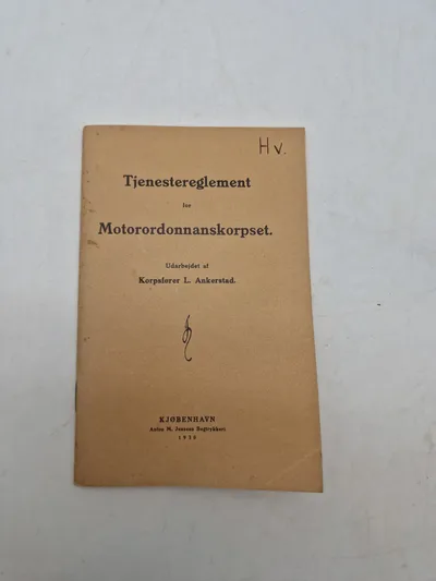 Tjenestereglement for Motorordonnanskorpset.
Udarbejdet af Korpsfører L. Ankerstad.