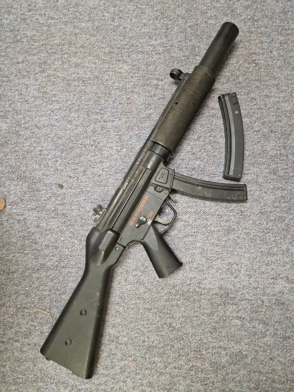 MP5 maskinpistol (Tokyo Marui) softgun - kan være med fejler og mangler