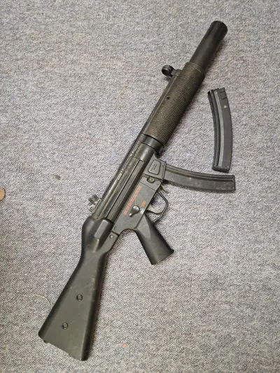 MP5 maskinpistol (Tokyo Marui) softgun - kan være med fejler og mangler