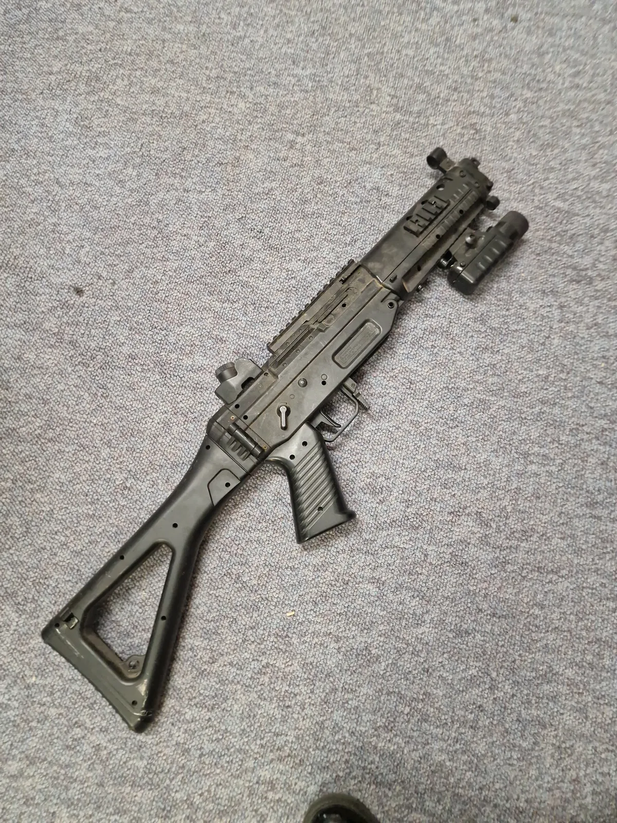 MP5 maskinpistol softgun - kan være med fejler og mangler