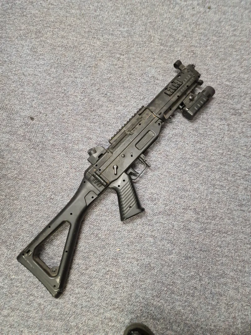 MP5 maskinpistol softgun - kan være med fejler og mangler