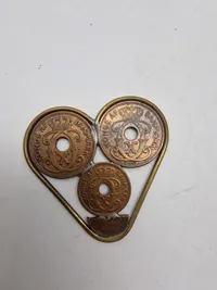 Hjerteformede smykker lavet af danske mønter fra perioden omkring ww2