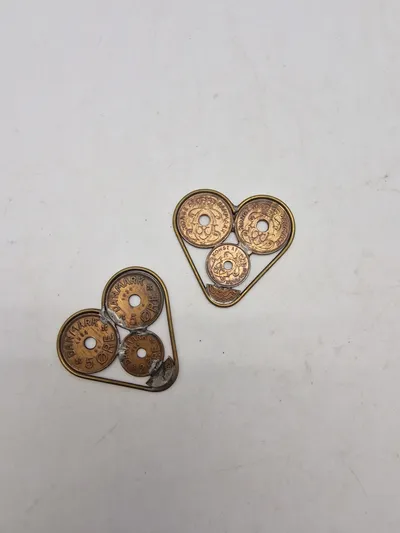 Hjerteformede smykker lavet af danske mønter fra perioden omkring ww2