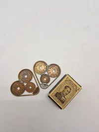 Hjerteformede smykker lavet af danske mønter fra perioden omkring ww2