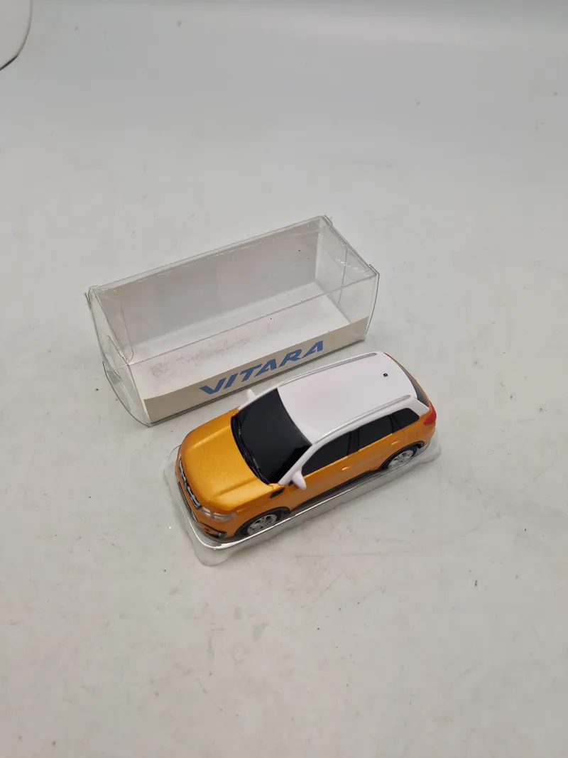 Modelbil med æske