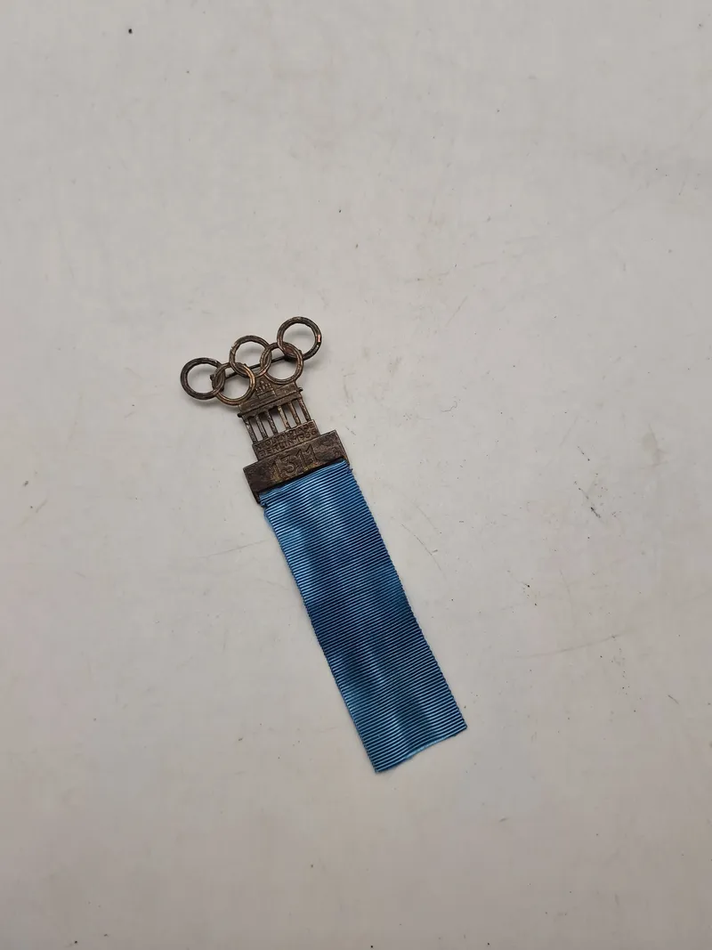 Original Olympischen Spiele 1936 Berlin - Offizielles Teilnehmerabzeichen für einen Sportler in der Sportdisziplin Schwimmen
