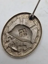Originalt verwundetenabzeichen im silber, Hersteller 107 Carl Wild