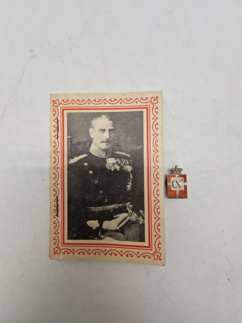 Originalt Georg Jensen kongemærke  (1945 udgaven) og sangbog - ww2
