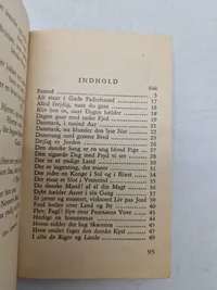 Originalt Georg Jensen kongemærke  (1945 udgaven) og sangbog - ww2