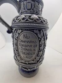 Original kande med motiv af forsvarsministeren og militære mottoer