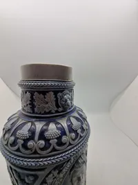 Original kande med motiv af forsvarsministeren og militære mottoer
