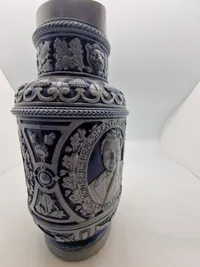 Original kande med motiv af forsvarsministeren og militære mottoer