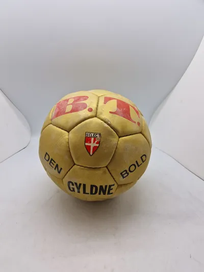 Originalt sjældent eks af BT’s “Den gyldne bold”. Vundet af fodbold spiller under superligaen