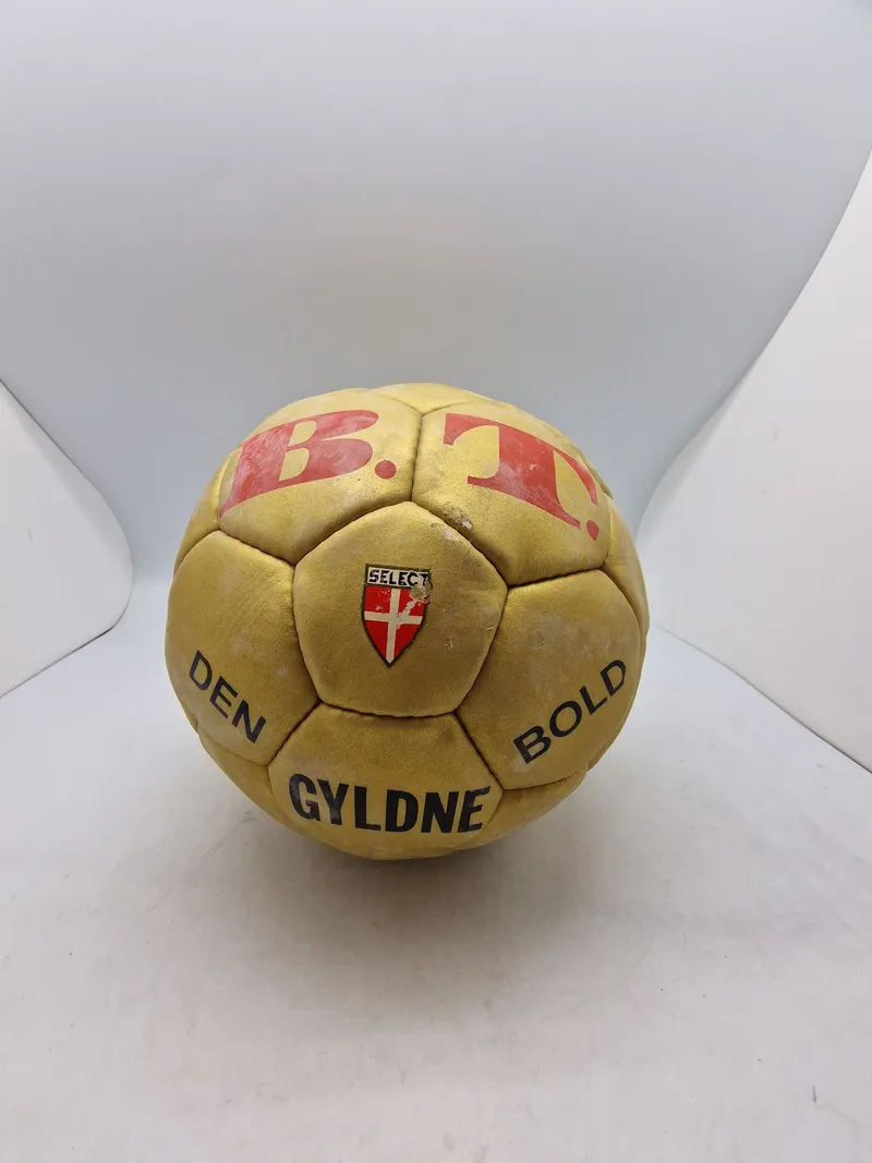 Originalt sjældent eks af BT’s “Den gyldne bold”. Vundet af fodbold spiller under superligaen