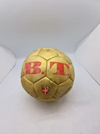 Originalt sjældent eks af BT’s “Den gyldne bold”. Vundet af fodbold spiller under superligaen
