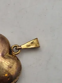 Forgyldt hjerte vedhæng med plads til billeder i