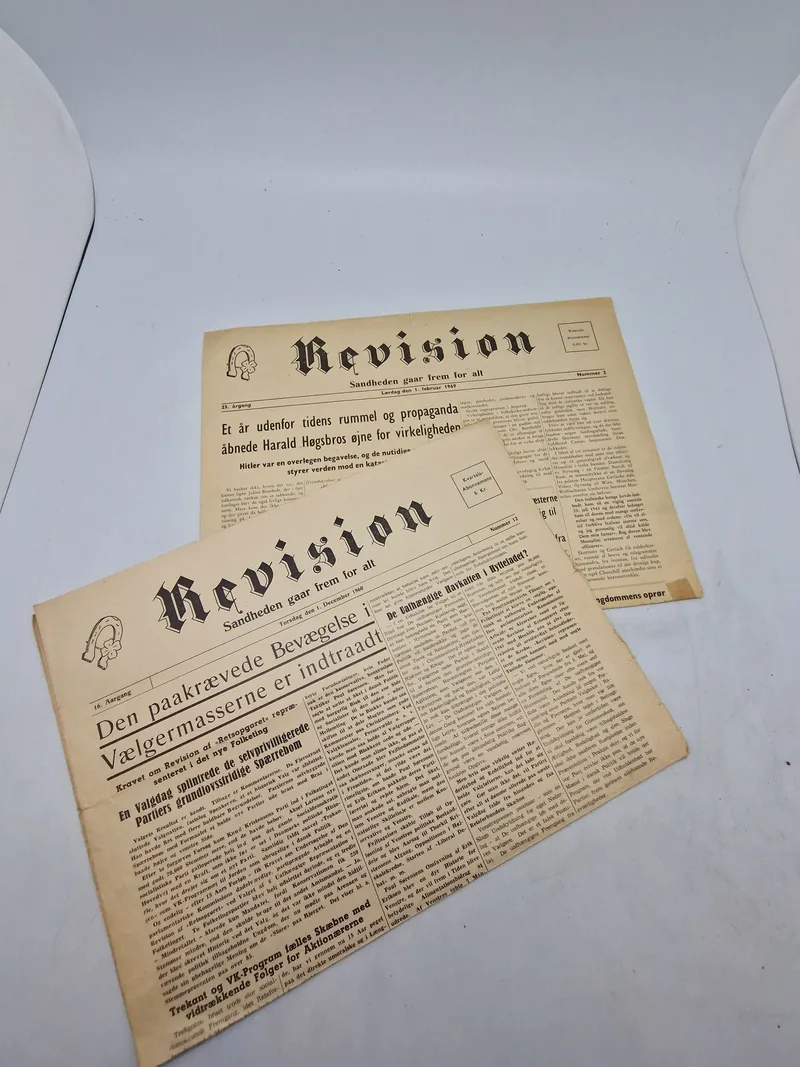 To stk originale eks af avisen “Revision” som var kendt for at hjælpe tidligere frikorps folk