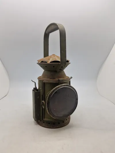 Original WWII C. Eastgate & Sons, Birmingham railway lantern fra 1945 (pilestemplet)