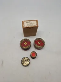Samling diverse ammunitions æsker og dåser