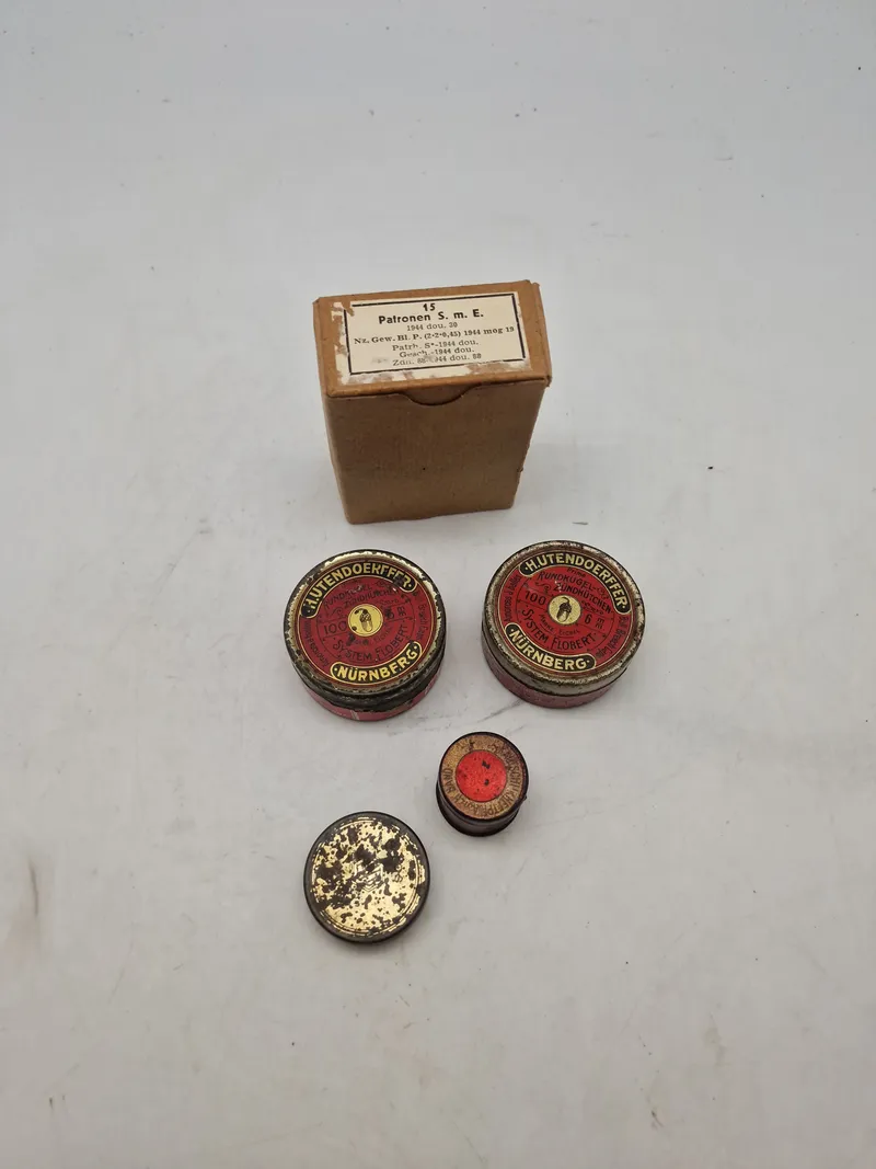 Samling diverse ammunitions æsker og dåser