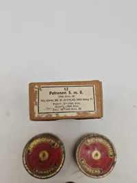 Samling diverse ammunitions æsker og dåser