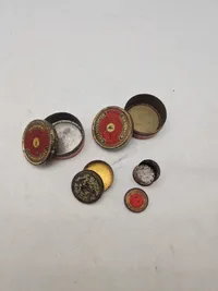 Samling diverse ammunitions æsker og dåser